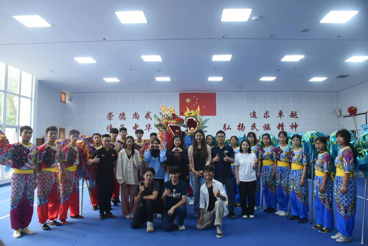 包含国际合作：多国选手共聚一堂比拼技艺的词条
