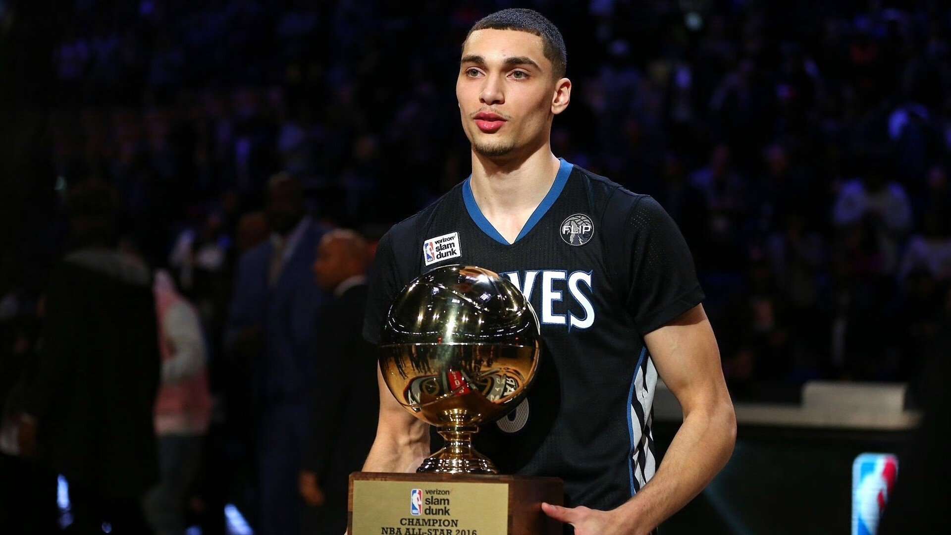 “激烈碰撞：赛场上的惊心瞬间”，场激烈的比赛